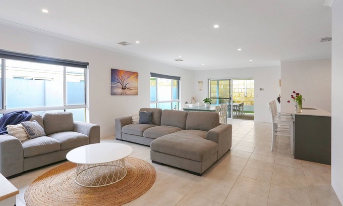 Falcon Casa | Large 4brm Family Home short walk to Avalon Beach