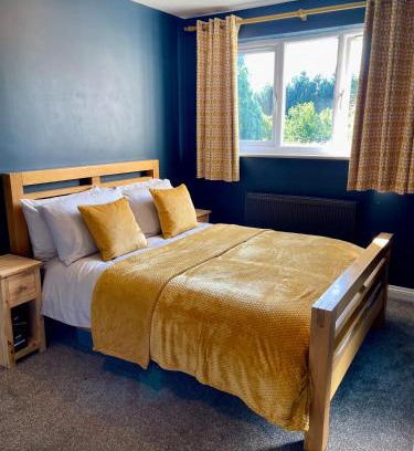 Stansted Casa | Large 5 bed detached house near Stansted Airport with Parking for 2 vehicles! Stansted Stays