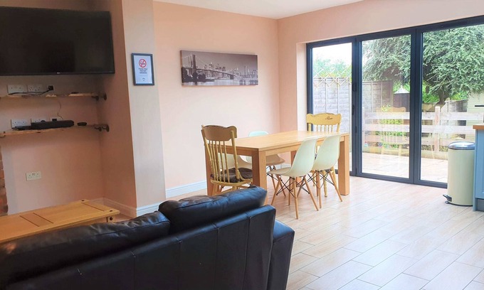 Swindon Casa | Large 5 Bed Home Parking 2 Cars, Terrace, Garden