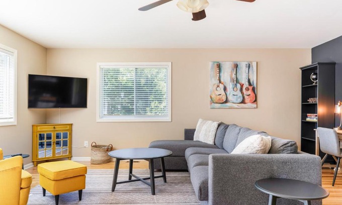 Como Casa | LARGE 5 Bed Lake Geneva Home 4 Blocks from Lake!