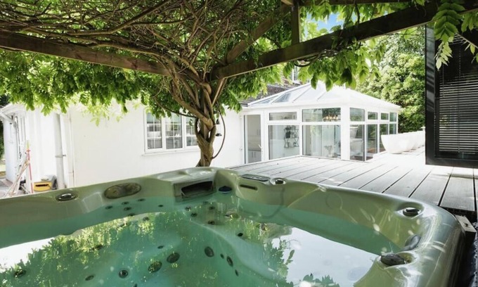 Brighton Casa | Large 5 Bedroom Brighton Home With Hot Tub