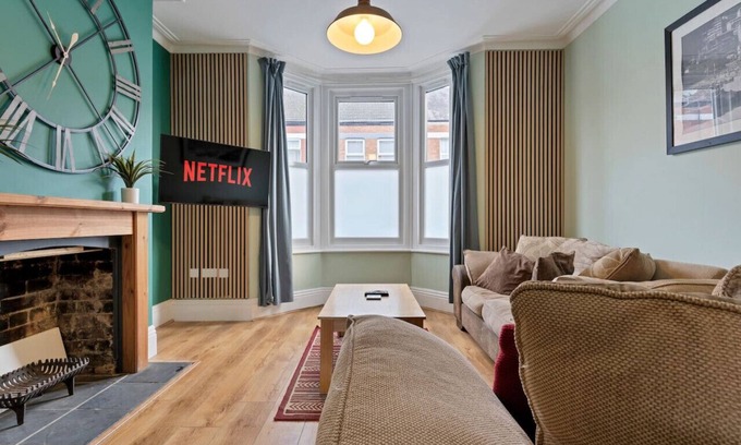 Northampton Casa | Large 5 Bedroom House - City Centre - Free Parking