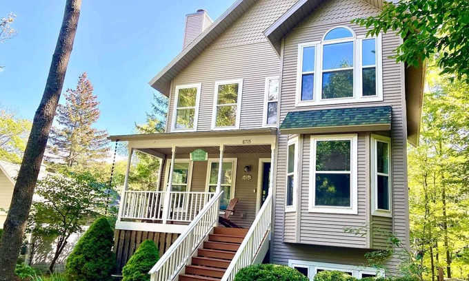 Maple City Casa | Large 5 Bedroom Sleeping Bear Home w/ Big Glen Lake access across the street