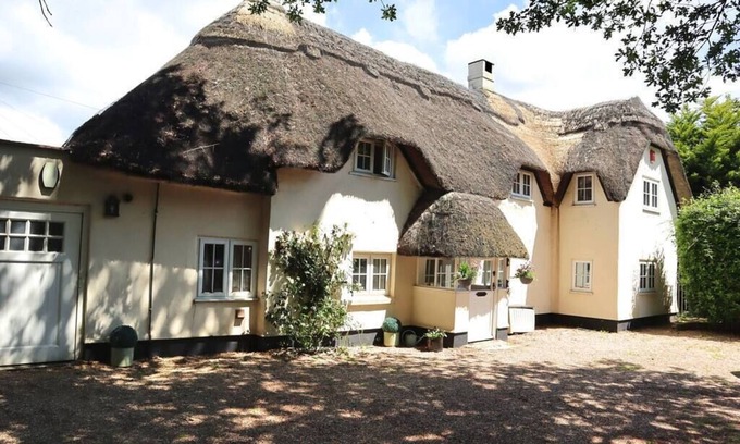 Wimborne Cabaña | Large 5 Bedroom Thatched Cottage - Great Location!