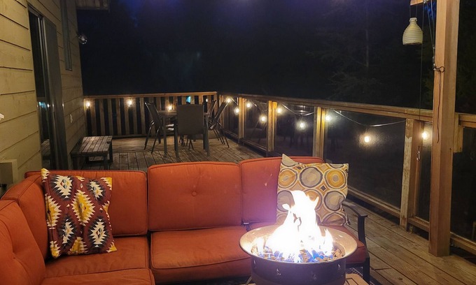 Gibsons Casa | Large 5BR family home w/hot tub, trampoline. Pet friendly! Close to park/beaches