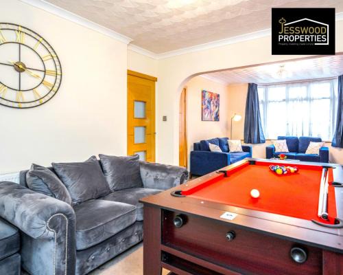 Luton Casa | Large 6 Bedroom Contractor House by Jesswood Properties ShortLets For Groups, Business And Leisure With Free Parking, Wifi and Pool Table