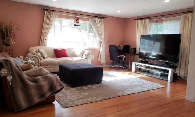 Florin Casa | Large 6 Bedrooms 2 Baths Home On a Huge Lot