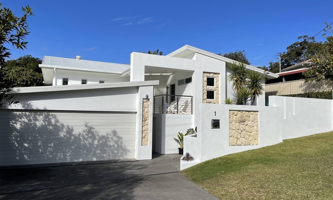 Coffs Harbour Casa | Large 6 room 12person coastal home mins to anywhere around Coffs, fully equipped