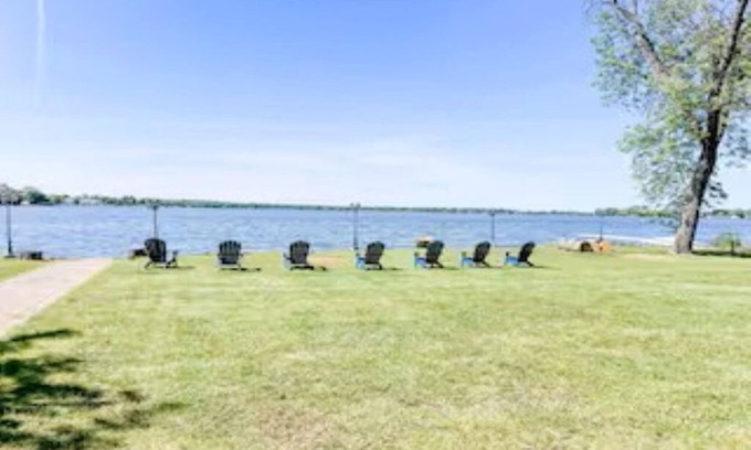 Solon Mills Casa | Large 6Bd/3.5Ba Lake-Front Group Retreat