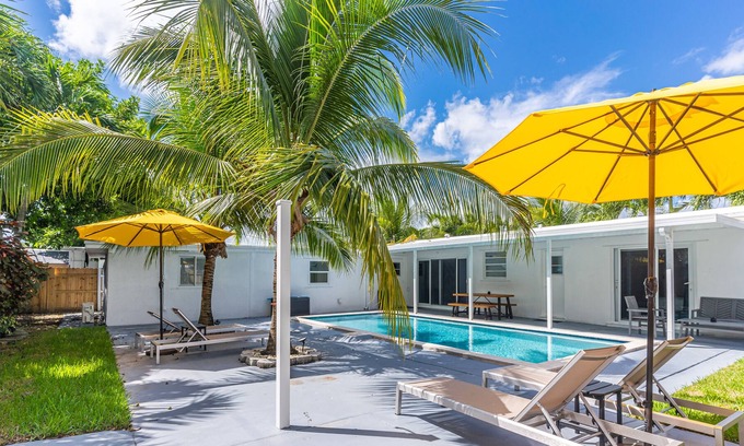 West Hollywood Casa | Large 6BR Vacation Home, Private Pool near Casino
