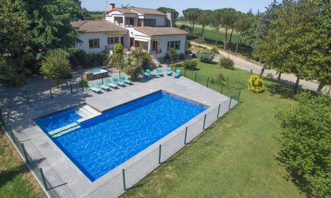 Sils Villa | Casa rural para 22 personas, cerca de Barcelona