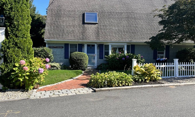 Cotuit Casa | Large 7 bedroom, 5 bath house one and a half blocks from the beach