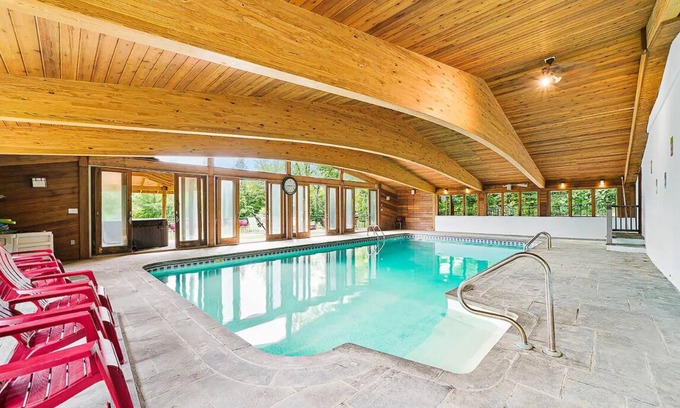 Woodridge Casa | Large 7B/3B Villa w/Indoor Pool, Hot Tub, Slps 16