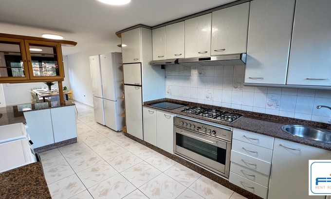 Vigo Casa | Large 9-bedroom house, Cabral.