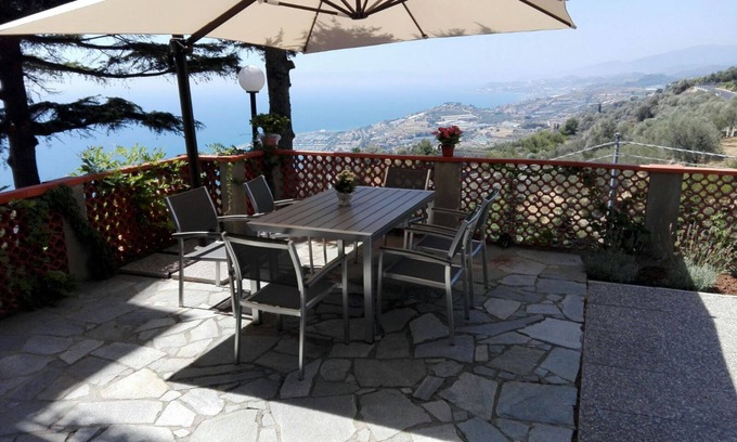 Cipressa Apartamento | Large accommodation with three rooms and garden with sea view