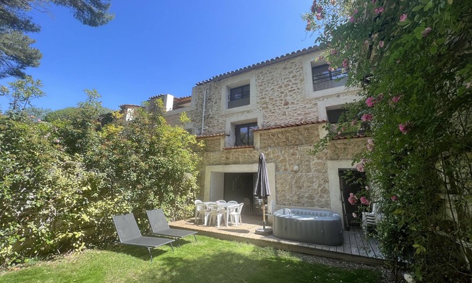 Lattes Apartamento | Large air-conditioned F4, heated jacuzzi, gym, 10 min from train stations, airport and beaches.