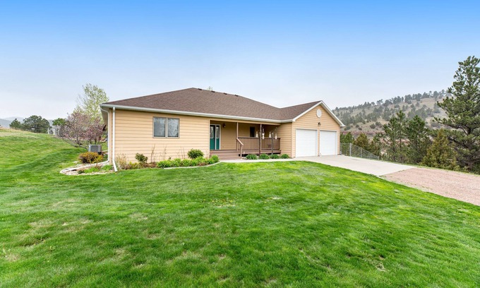 Hot Springs Casa | Large and attractive home w/WiFi, private washer and dryer, central AC, patio