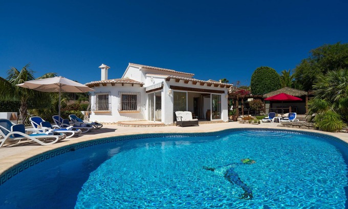 Media Luna Villa | Villa grande y confortable en Javea, en la Costa Blanca, España con piscina privada para 6 personas