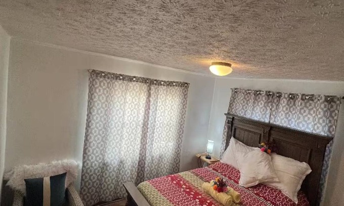 Columbus Casa | Large and neatly arranged house with a large parking lot .