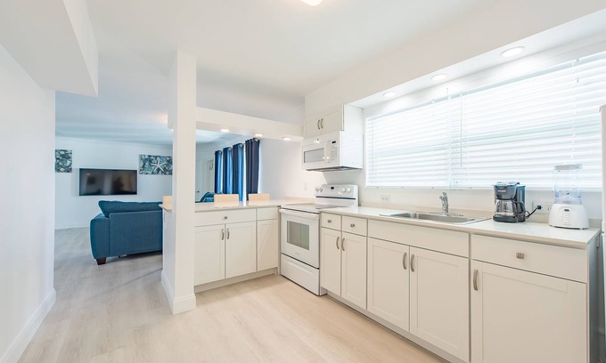 Barrier Island Apartamento | Large and tranquil suite, just steps from the Ocean..
