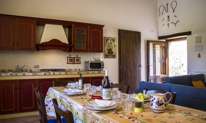 Piegaro Apartamento | Amplio apartamento en una casa de campo en el verde campo de Perugia