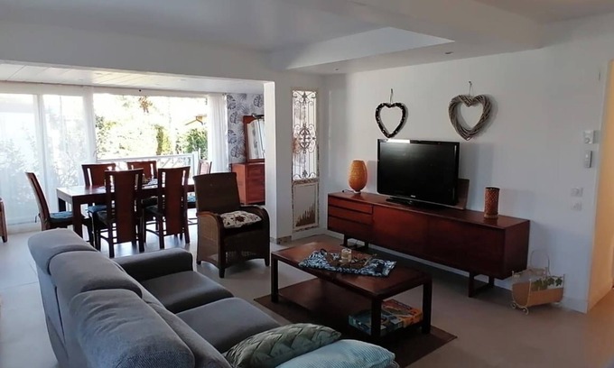 Hendaye Apartamento | Large apartment in Hendaye with private garden
