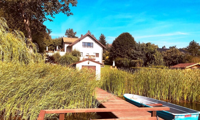 Woltersdorf Apartamento | Large apartment with garden, barbecue area, rowing boat, jetty, SUP boards
