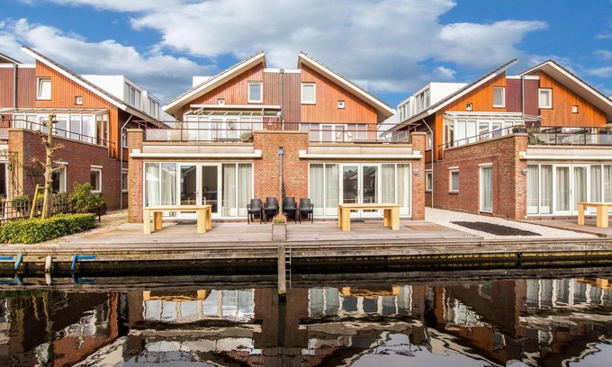 Municipality of Uitgeest Casa | Large apartment with terrace directly on the water