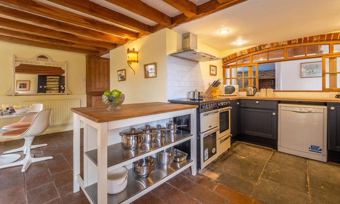 Ipswich Cabaña | Large barn conversion in a rural stud with a swimming pool - The Old Barn