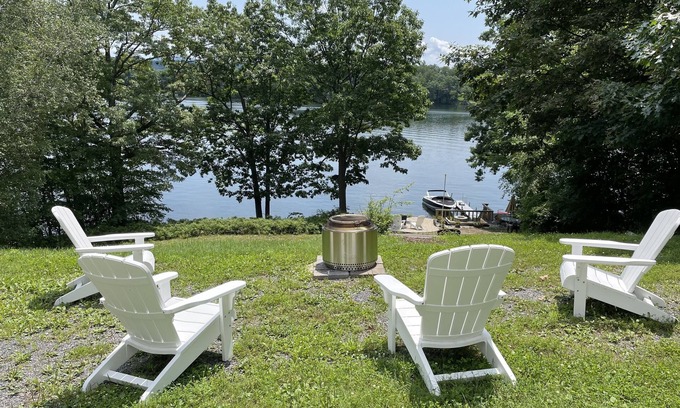 Copake Lake Casa | Gran casa de vacaciones con estilo de granero que se adapta a grupos con espacio de sobra.