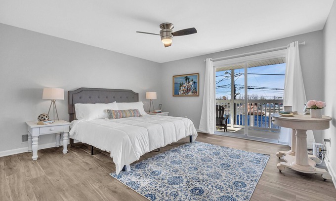 Keansburg Casa | Large Beach House &Front WaterPark