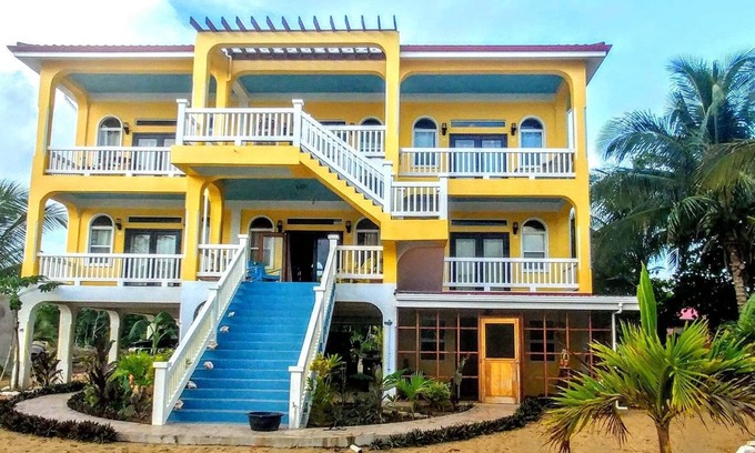Río Sittee Casa | Hermosa casa grande en playa privada