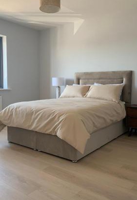 County Cork Casa | Large bedroom near to the center