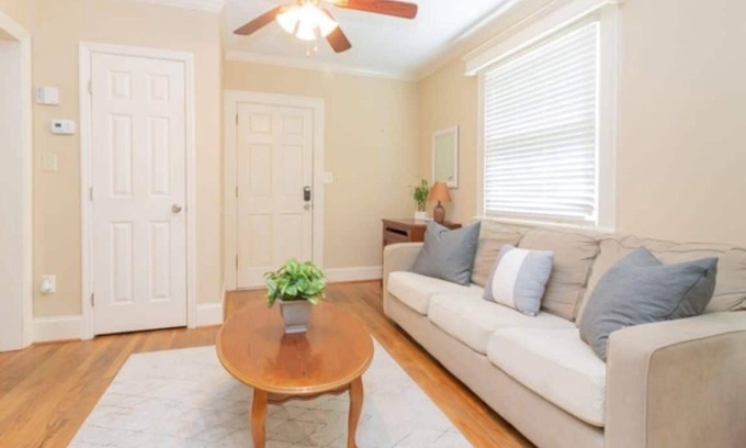 Columbus Casa | Large BnB with Pool! The White House & Cottage