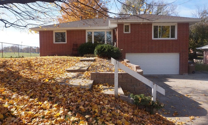 West Des Moines Casa | Gran Brick Ranch Home con una opción de 3 dormitorios para alquilar en una calle tranquila, privada y de Deadend St.