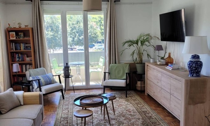 Les Platanes Apartamento | Large bright apartment - beside park.