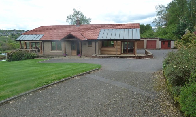 Crieff Casa | Gran Bungalow con fabulosas vistas al gran estanque, con vistas a Crieff A