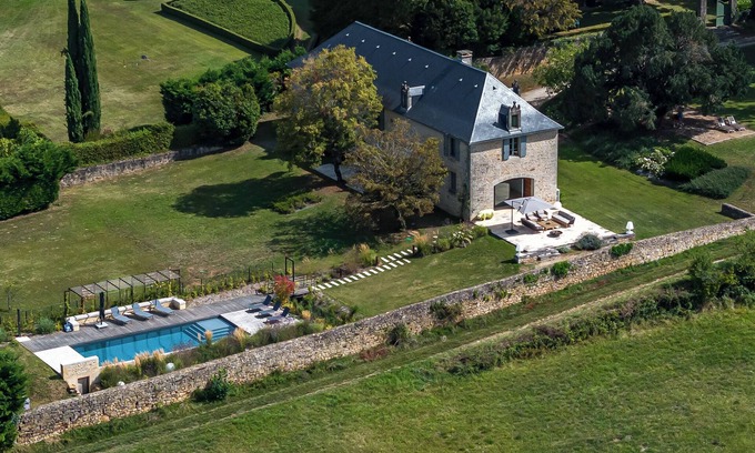 Beauregard-de-Terrasson Casa | Large, comfortable country house with swimming pool and lovely views.
