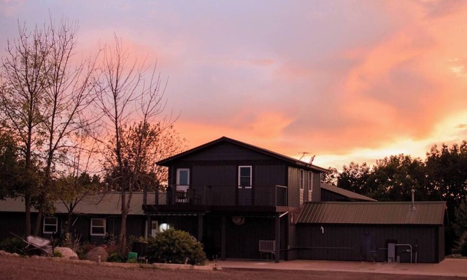 Coon Valley Casa | Large Cabin Retreat | Games, Nature & Fire-pit