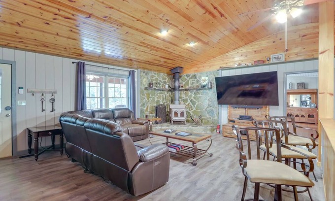 Cleveland Casa | Large Cabin w/Hot Tub, Game Room & Fire Pit! 15 min from Helen. Pet Friendly