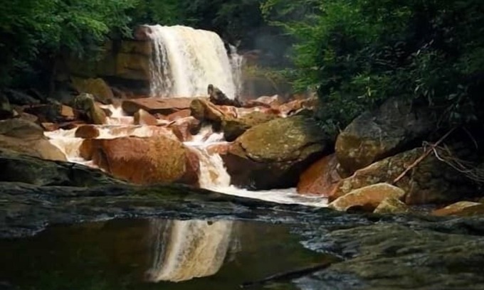 Berkeley Springs Cabina | Large Cabin w Hot Tub, Fire Pit, WiFi, & Huge Yard