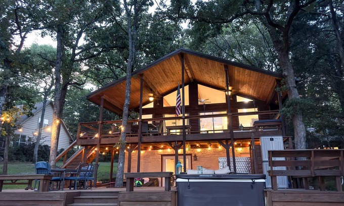 Log Cabin Cabina | Large Cedar Creek Reservoir Lake House: patios, lake access, fishing & fire pit