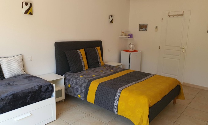 Aubais Cama Y Desayuno | Large Chambre D'hôtes (3) Avec Terrasse au Calme. Pets Accepted