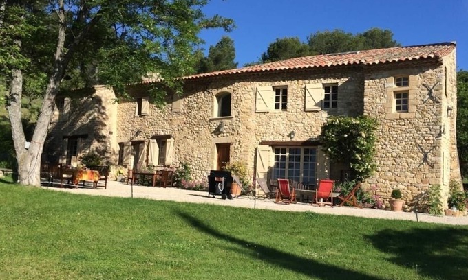 Peypin-d'Aigues Casa | Gran casa de carácter, piscina, tenis, calma absoluta a los pies del Luberon,