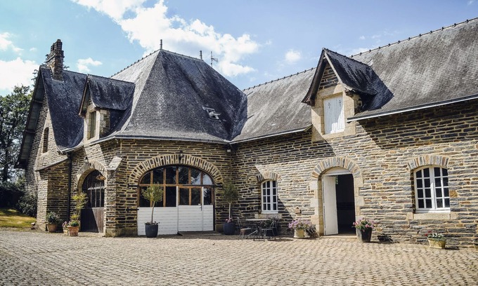 Saint-Just Casa | Large character house set in a private estate, swimming pool, tennis court.