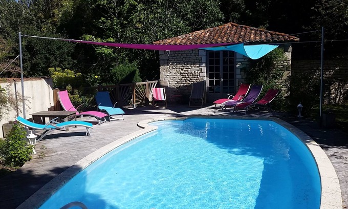 Thaire Casa | Gran casa Charentaise de 300 M² con piscina, 4 dormitorios, jardín, cocina de verano.