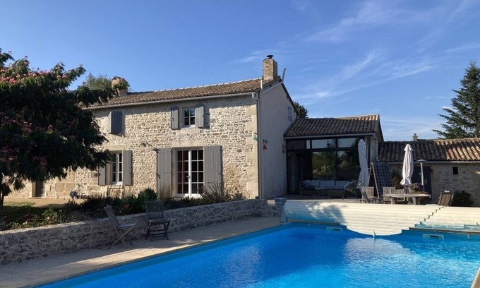 Germond-Rouvre Casa | large charming house & garden, secured pool, 5 bedrooms, Niort countryside (79)