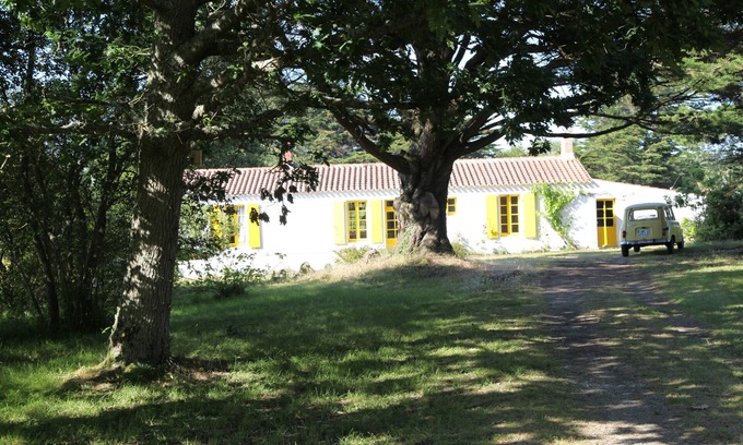 Ile d'Yeu Casa | gran casa con encanto, aislado en un parque en el borde de la costa salvaje.
