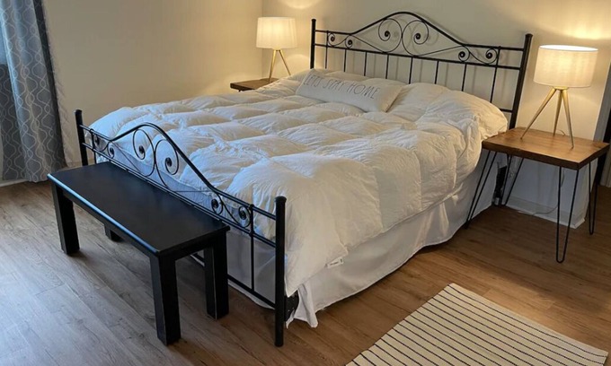 Village of Lakewood Otro | Large Charming Vintage Apartment, Dog friendly, Walk Everywhere!