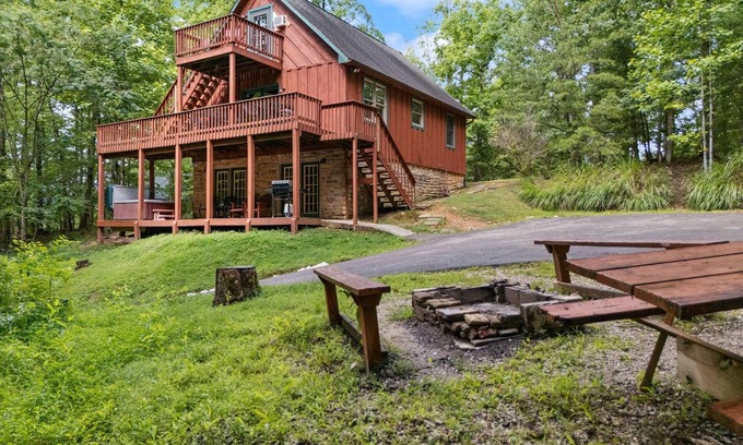 Zoe Cabina | Large Cliffview Resort Vacation Cabin. Private Fishing Pond, Pool Table, Hot Tub